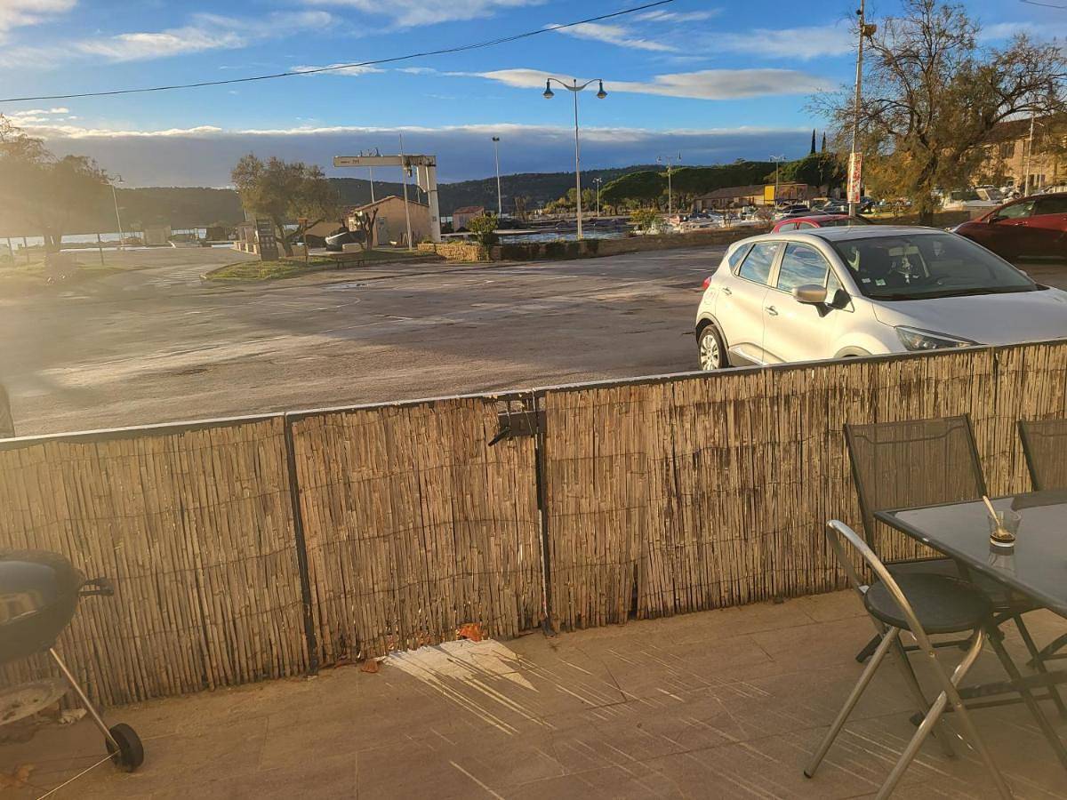 Jolie maison vue sur le port in Berre-l'Étang, Côte méditerranéenne (France)