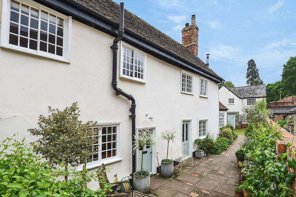 Carters Yard C13th Cottage in the centre of the historic village of Kimbolton in Kimbolton, Cambridgeshire