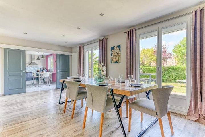 Location de vacances pour 10 personnes, avec piscine ainsi que terrasse et jardin à Lissieu - 3