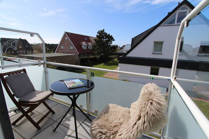 Ganze Wohnung, Modern eingerichtetes Ferienappartement auf 2 Ebenen im Herzen von Wenningstedt in Wenningstedt, Sylt
