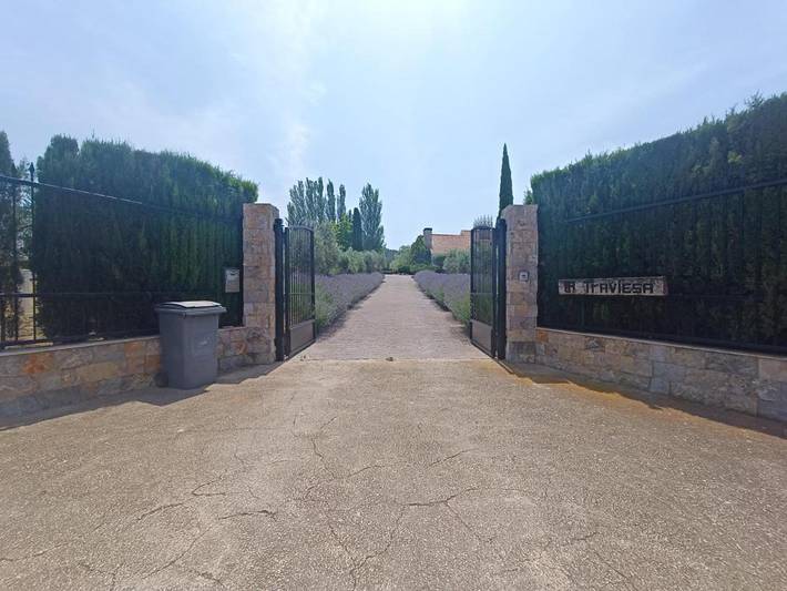 Chalet para 8 personas, con jardín además de piscina y vistas, Se admiten mascotas en Requena-Utiel - 2