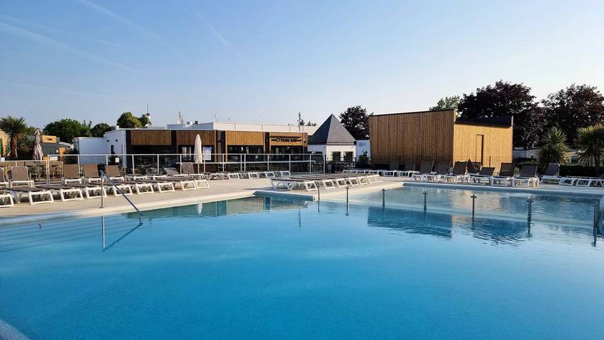 Camping voor 4 personen, with Terras and Zwembad as well as Sauna in Carnac