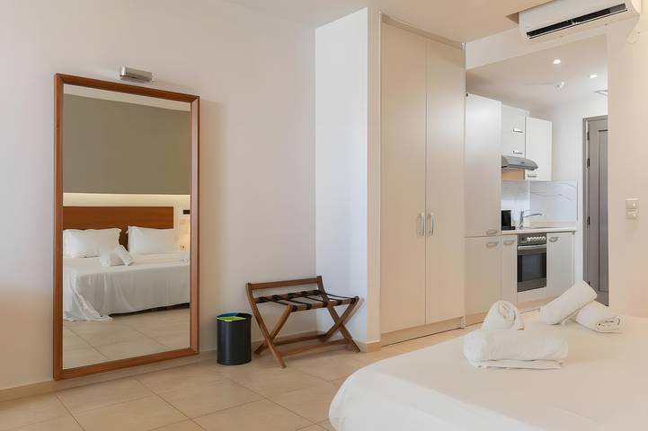 Chambre d’hôte pour 4 personnes, avec balcon ainsi que jacuzzi et bassin pour enfant en Crète - 2