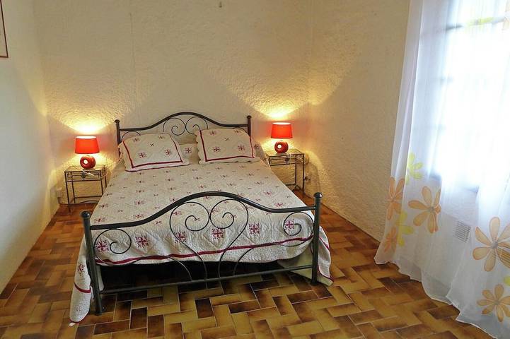 Location de vacances pour 6 personnes, avec terrasse ainsi que jardin et piscine à Félines-Minervois - 2