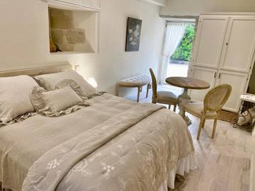 Chambre d’hôte pour 2 personnes, avec jardin ainsi que vue et piscine, animaux acceptés à Saint-Rabier