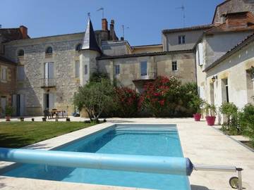 Location de vacances pour 2 personnes, avec jardin ainsi que piscine et terrasse à Sainte-Foy-la-Grande