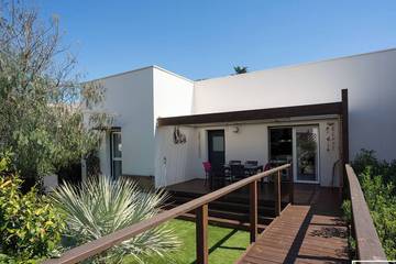 Cottage pour 6 personnes, avec piscine ainsi que jardin et balcon dans Plage de la Farinette
