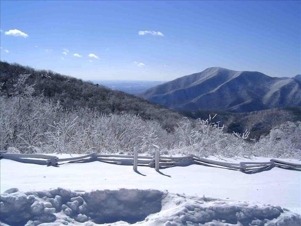 Ganze Wohnung, Kommen Sie und genießen Sie die Farben des Herbstes - atemberaubende Aussicht, 5-Sterne-Annehmlichkeiten und Zugangspässe in Wintergreen, Nelson County