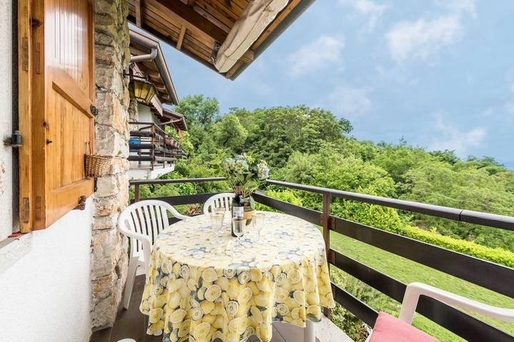 Gîte pour 4 personnes, avec vue sur le lac et balcon, adapté aux familles à San Zeno di Montagna