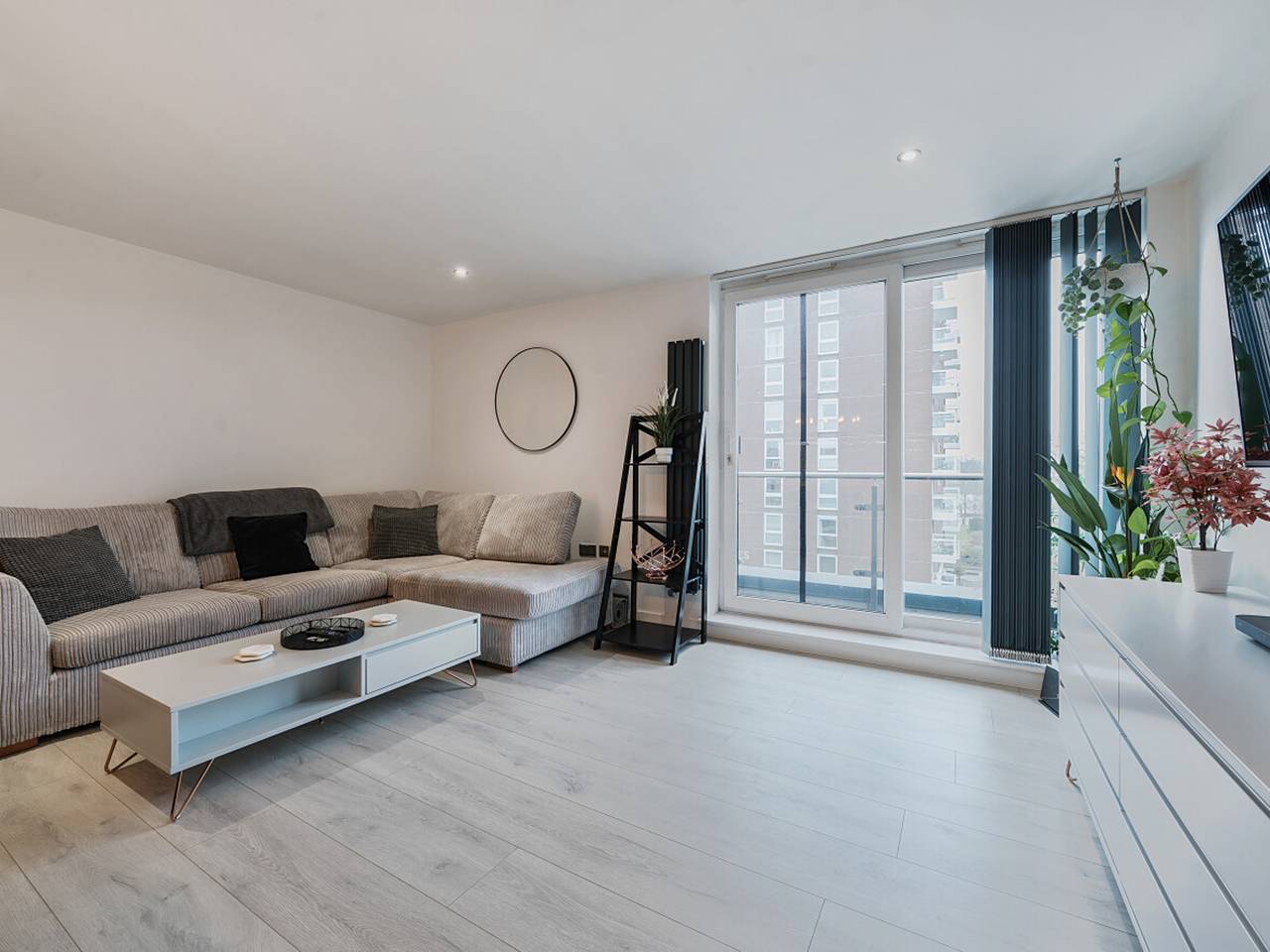 Entire apartment, Penthouse Retreat Modern & Spacious with parking - Pass the Keys in Surrey