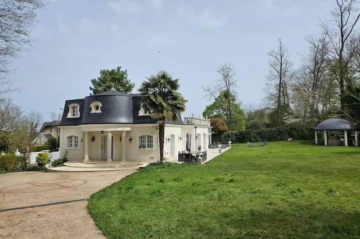 Maison de vacances pour 14 personnes, avec Jacuzzi ainsi que Terrasse et Jardin à Noisy-le-Grand