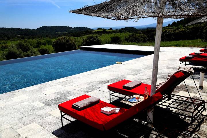 Gîte pour 4 personnes, avec piscine et terrasse