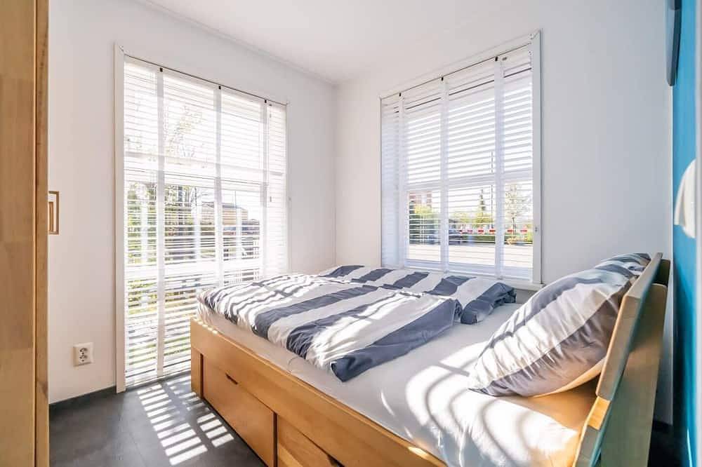 Geräumiges, modernes Inselhaus an einer Ecke mit vollständig umzäuntem Garten, ideal für Kinder. in Oude-Tonge, Goeree-Overflakkee