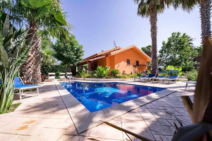 Villa per 14 persone, con Terrazza e Giardino nonché Piscina a Matino