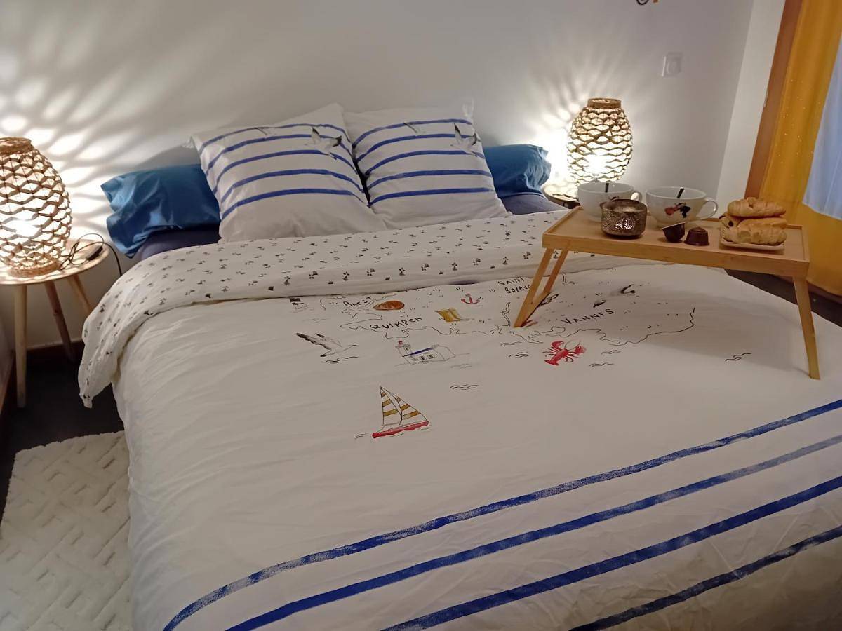 Double Room with Private Bathroom in Camoël, Côte des Mégalithes