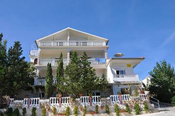 Ferienhaus für 5 Personen, mit Garten und Balkon auf Rab