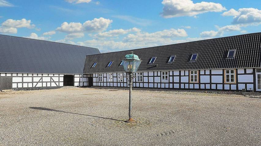 Ferieudlejning for 20 personer, med jacuzzi og terrasse samt have i Svendborg Kommune