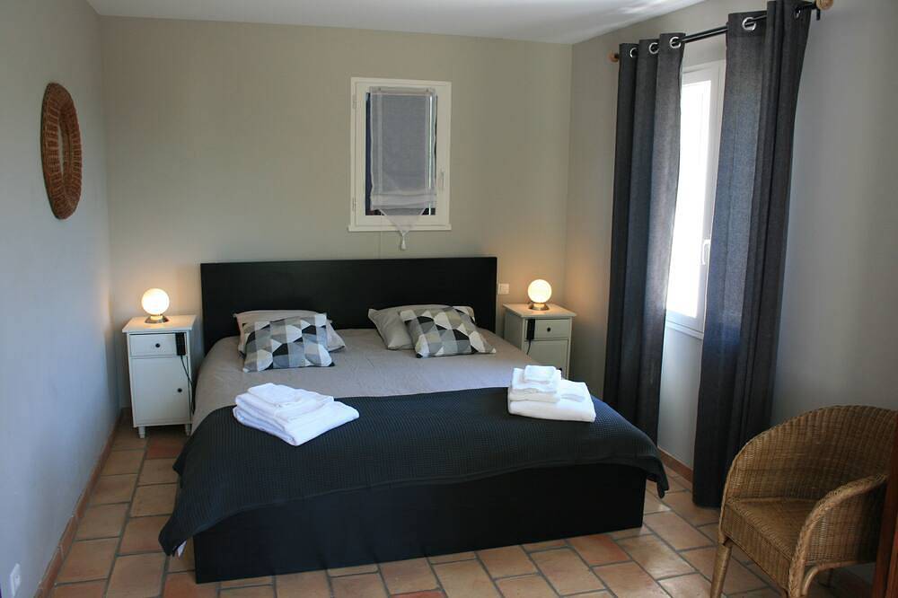 Villa Provençale privater Pool mit Balneotherapie auf 3500 m2 Grundstück Wifi in Villelaure, Regionaler Naturpark Luberon