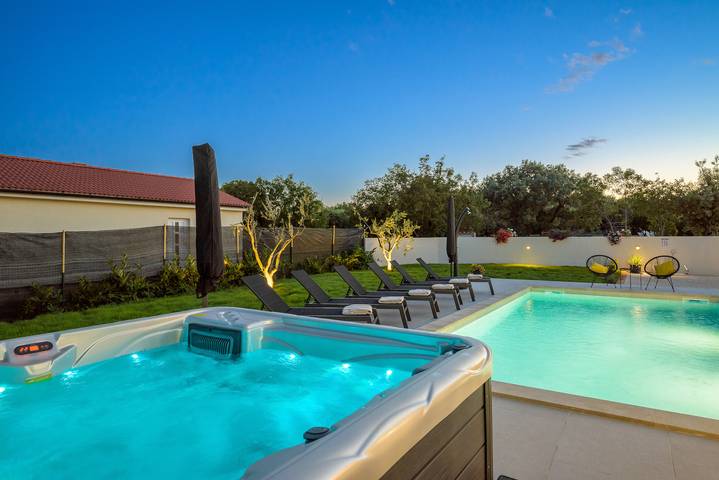 Villa pour 6 personnes, avec terrasse ainsi que piscine et jardin à Kavran - 2