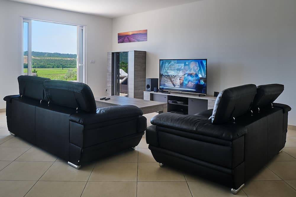 Villa 3***heated infinity pool 3 comfort suites, panoramic view in Montfort-sur-Argens, Brignoles region