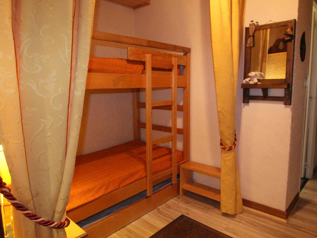 Ganze Wohnung, Gemütliche 2-Zimmer-Wohnung für 6 Personen mit Süd-Balkon und direktem Pistenzugang in Huez, Nationalpark Écrins