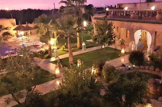 Hôtel pour 4 personnes, avec bassin pour enfant et sauna ainsi que piscine et jardin, animaux acceptés