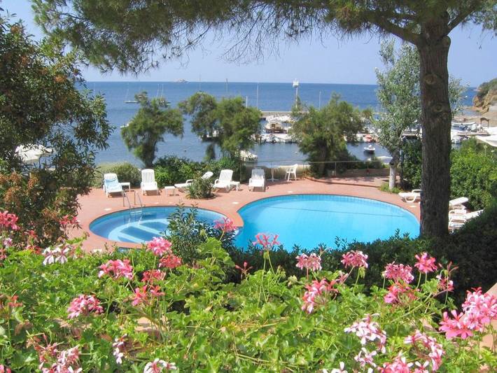 Hôtel pour 2 personnes, avec Balcon et Terrasse ainsi que Jacuzzi et Jardin à Magazzini