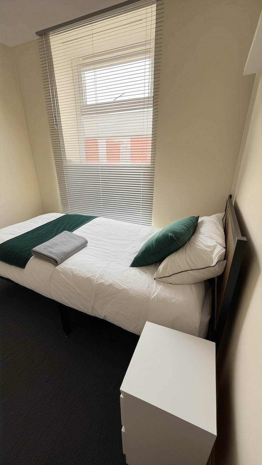 Maison spacieuse de 4 chambres, retraite avec jardin, parking in Merseyside