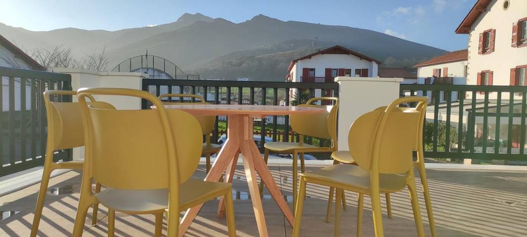 Gîte pour 12 personnes, avec balcon et vue dans Office De Tourisme De Sare - 4