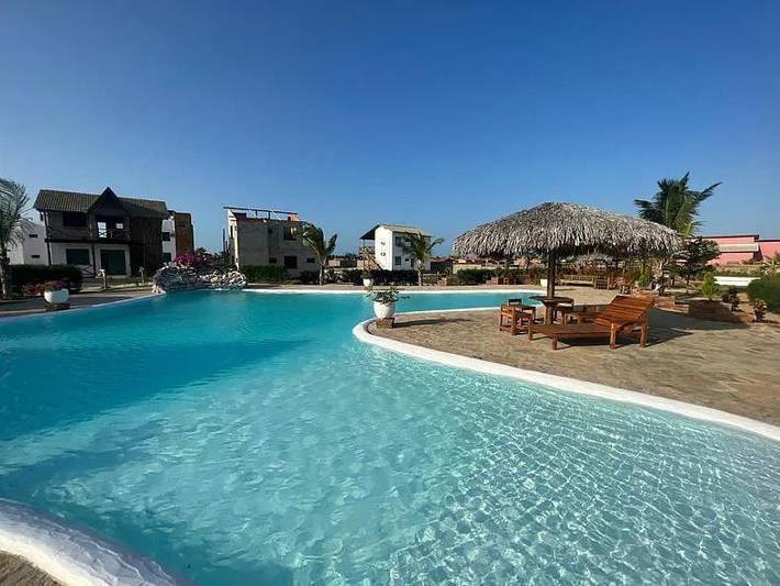 Chalet pour 6 personnes, avec piscine ainsi que vue et terrasse, animaux acceptés