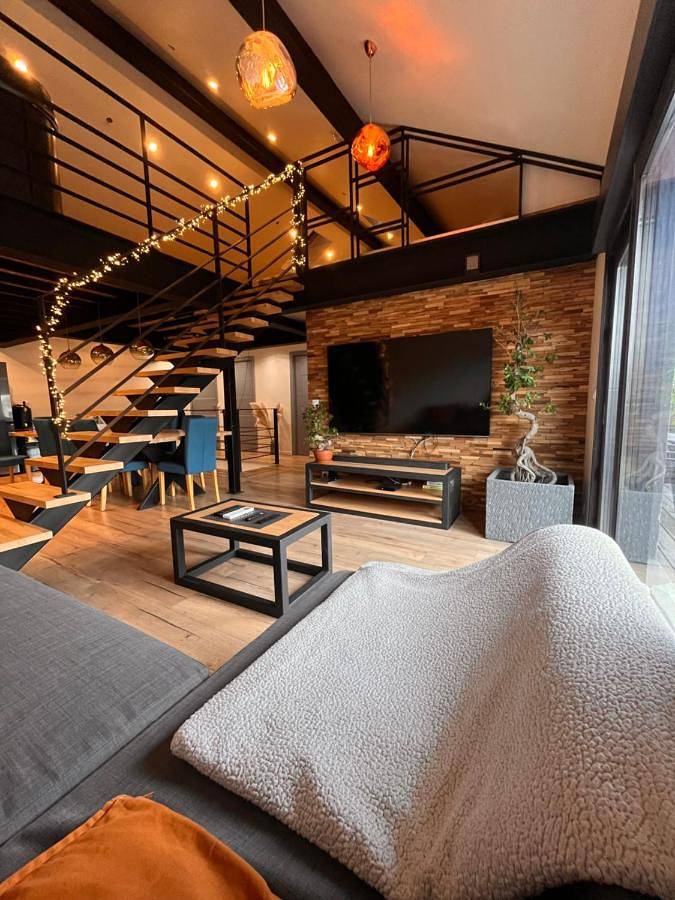 Gîte pour 10 personnes, avec Balcon et Jacuzzi ainsi que Terrasse et Vue à Sainte-Marie-d'Alloix