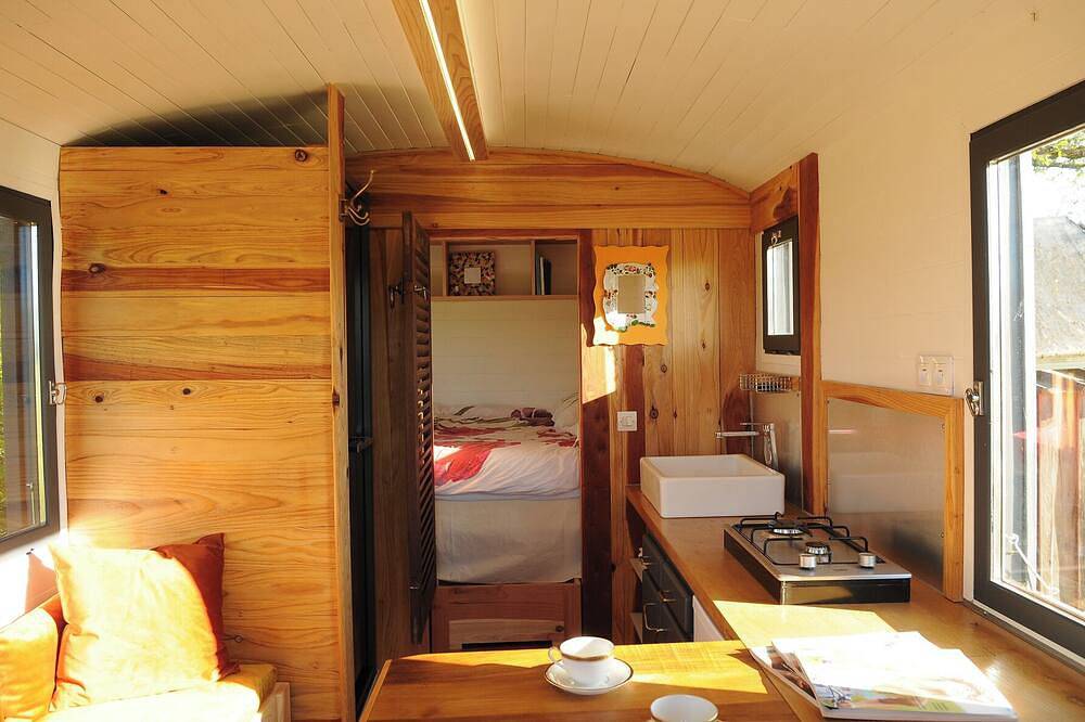 A rustic trailer in the heart of nature, complete with a sauna in Nivillac, Vannes region