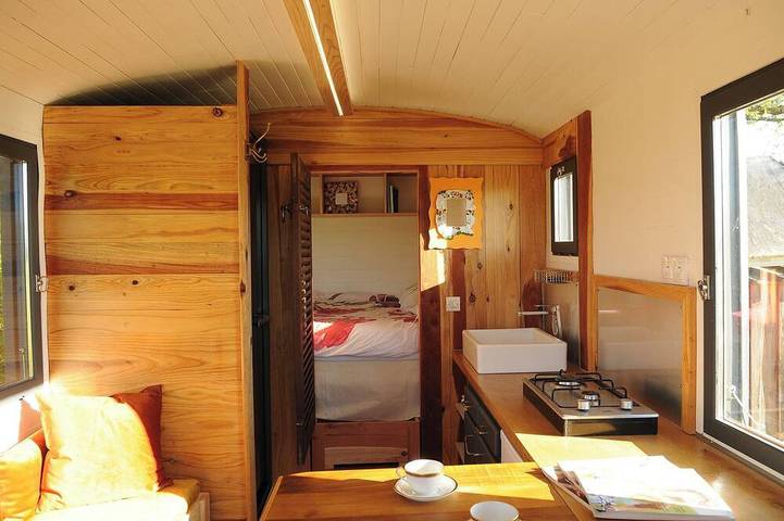 A rustic trailer in the heart of nature, complete with a sauna in Nivillac, Vannes region
