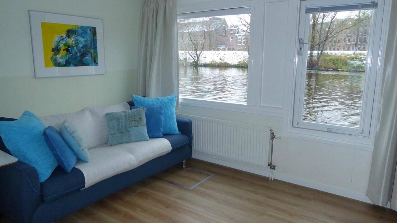 Geheel appartement, Houseboat In The Center, 5 min walk to Tropical Museum, Free Wifi! in Amsterdam Oost, Nederlandse kust