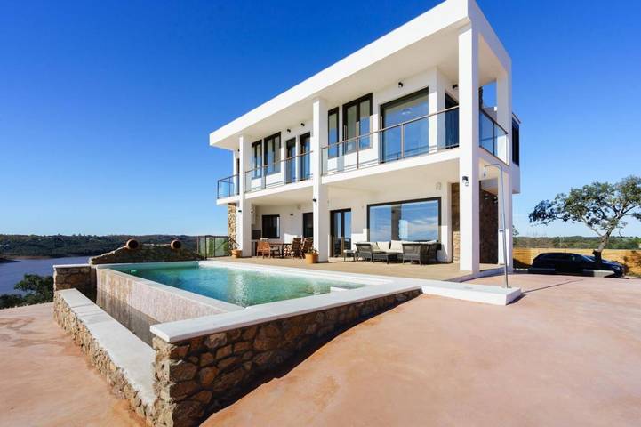 Casa de vacaciones para 8 personas, con Balcón y Terraza además de Jacuzzi y Jardín en Castilblanco de los Arroyos