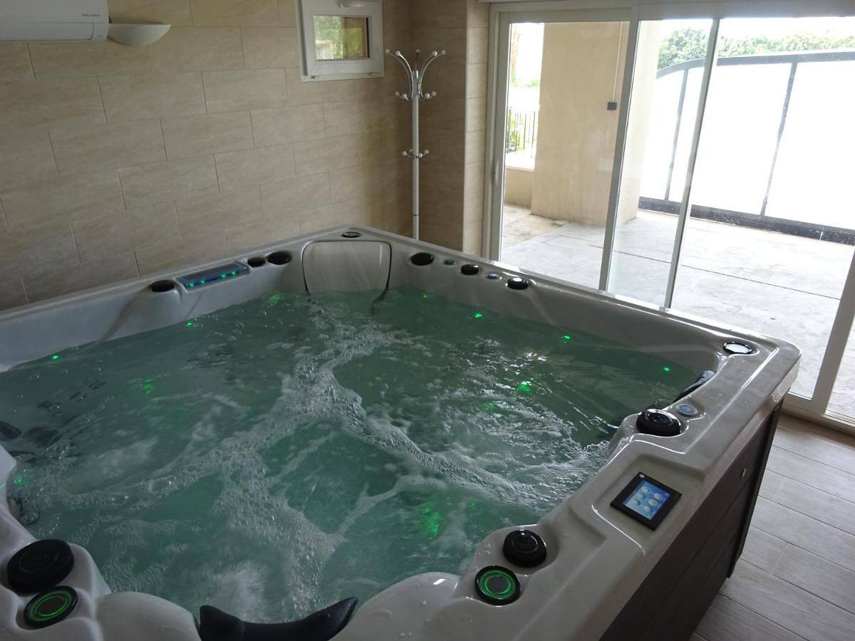 Gite la bonnelle piscine spa in Grillon, Enclave de Valreas