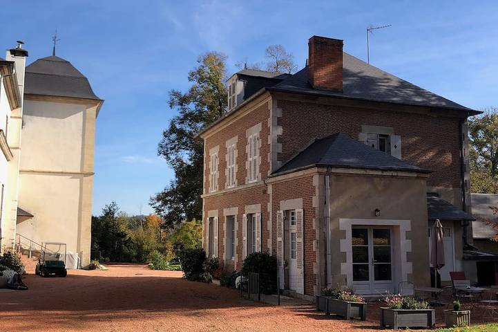 Gîte pour 12 personnes, avec jardin ainsi que terrasse et piscine, animaux acceptés à Charmeil