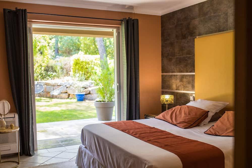 Villa Novalya with swimming pool in La Crau, Mediterranean Coast (France)