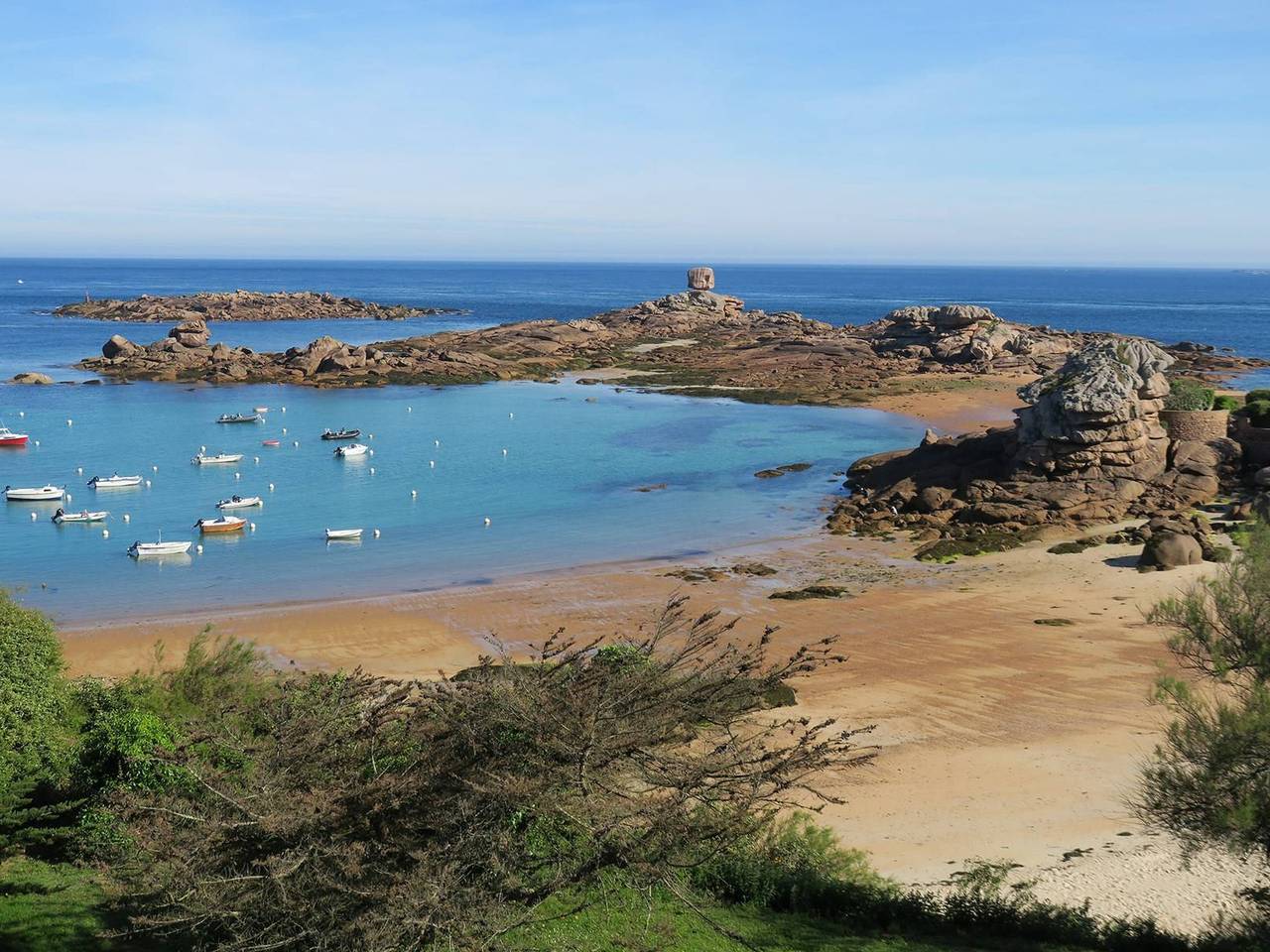 Entire apartment, 2-bed apartment, sea view, 200m to beach, parking, Trégastel in Coz Pors, Trégastel