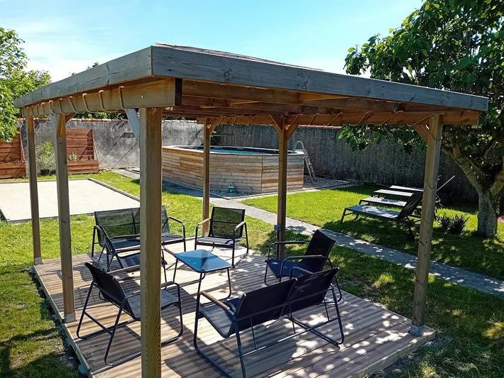 Gîte pour 4 personnes, avec Terrasse ainsi que Jardin et Piscine