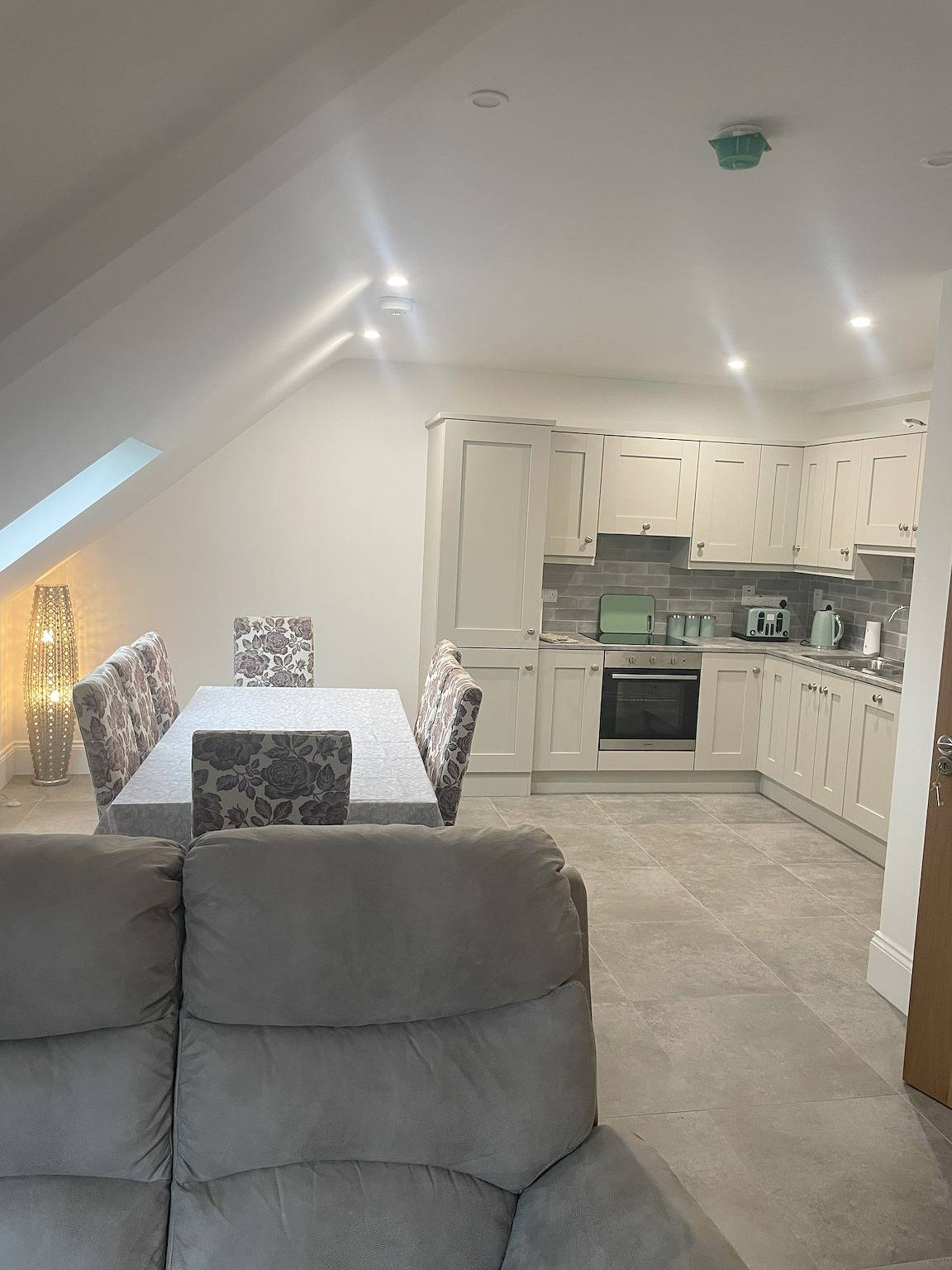 Ganze Ferienwohnung, Rosie's Bar Apartment - in County Donegal