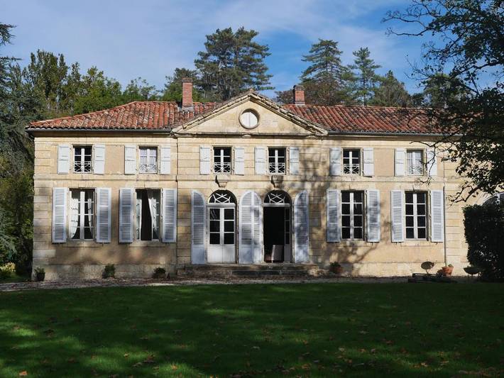 Location de vacances pour 22 personnes, avec vue et jardin ainsi que piscine et terrasse à Pavie (homonymie)