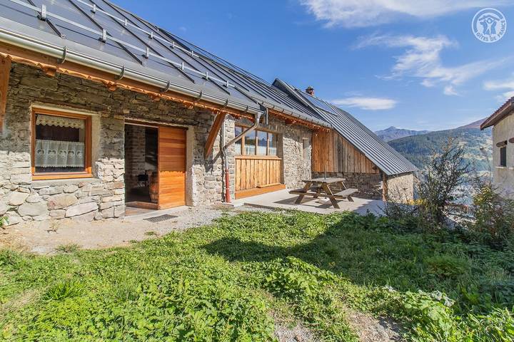 Glamping for 5 people, with terrace and garden, with pets in France