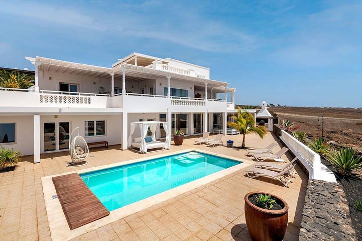 Villa for 10 people, with Balcony/Terrace and Terrace as well as Garden in Puerto Calero Marina