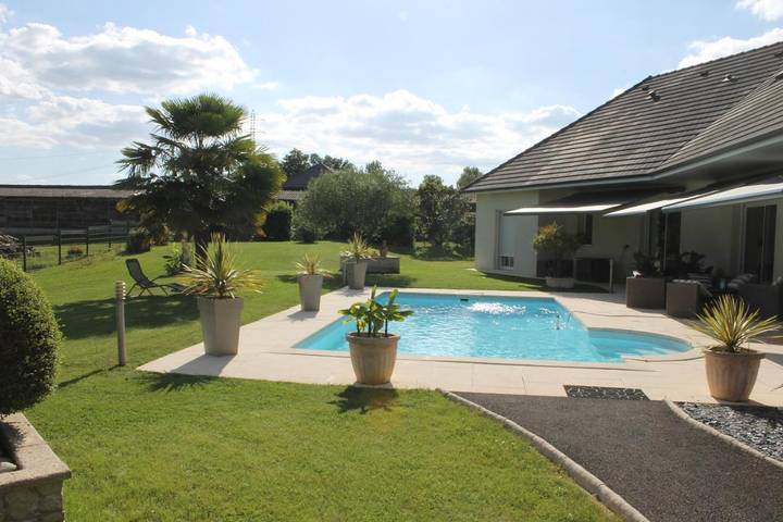 Location de vacances pour 2 personnes, avec terrasse et piscine ainsi que vue et jardin à Donzenac