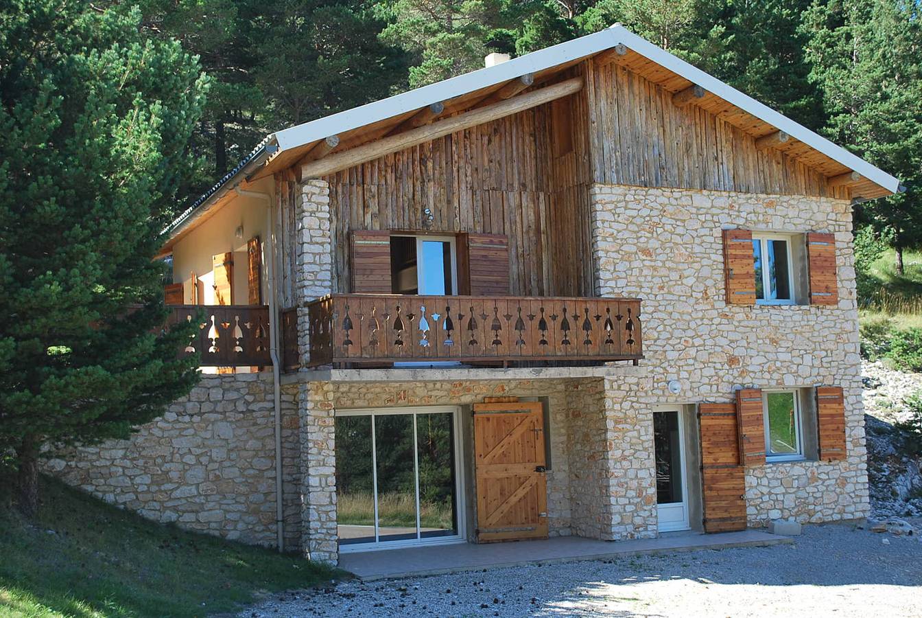 Chalet 'Mont Ventoux' avec vue sur la montagne, terrasse privée et jardin privé in Station du Mont Serein, Beaumont-du-Ventoux