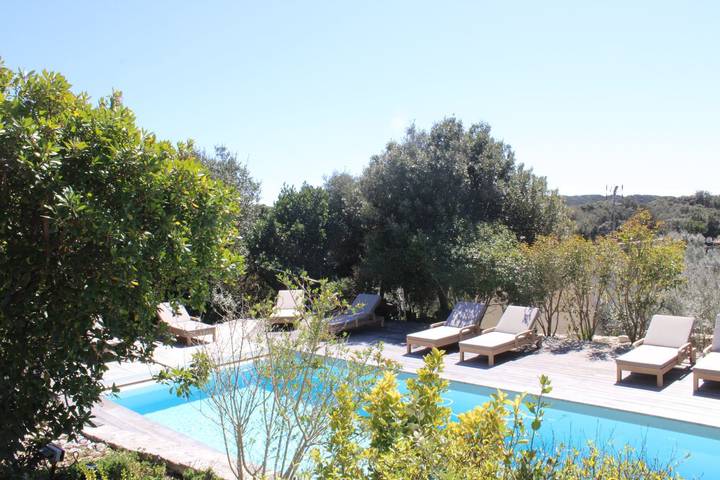 Gîte pour 4 personnes, avec jardin ainsi que piscine et terrasse