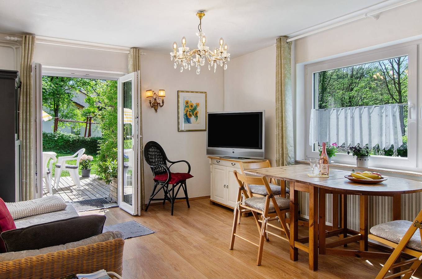 Ganze Wohnung, Ferienwohnung 'Zizi' mit Bergblick, privater Terrasse und Wi-Fi in Stockach, Landkreis Konstanz