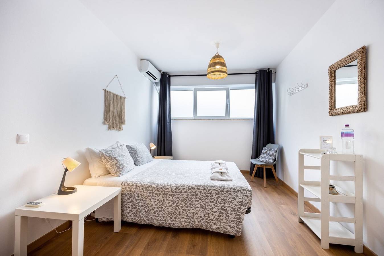 Habitación 'Maria' con terraza compartida, Wi-Fi y aire acondicionado in São Sebastião, Lagos