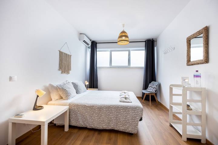 Chambre « Maria » avec terrasse partagée, Wi-Fi et climatisation in São Sebastião, São Gonçalo de Lagos